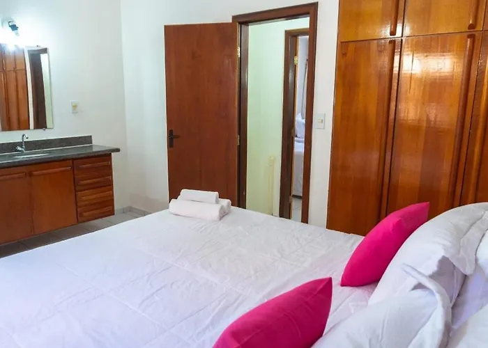 Condominio com piscina e ótima localização.